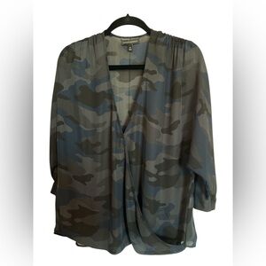 Banana Republic Women’s Blue, Black and Gray 3/4 Sleeve Camouflage Top, Size M
